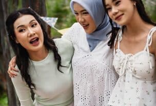 Ba người bạn cười khi chụp ảnh